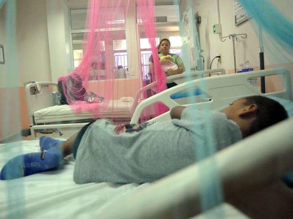 El hospital está colapsado de niños afectados por el dengue.