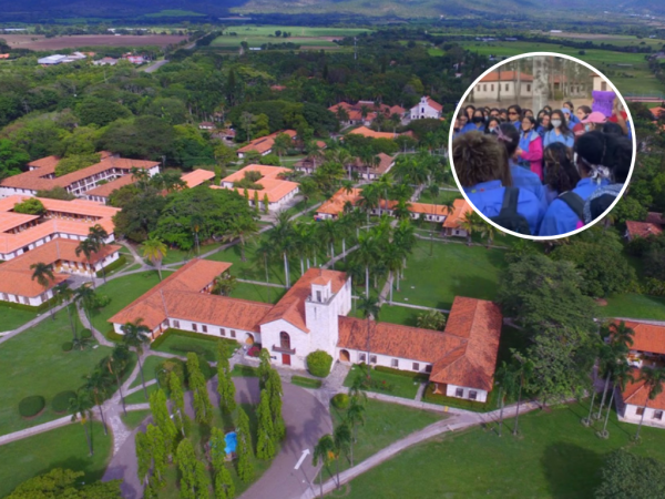 La imagen muestra una vista aérea del centro educativo y en la esquina superior derecha parte de la protesta de las estudiantes.