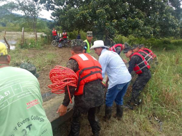 Las autoridades realizan búsquedas a la orilla del río Guayambre con la esperanza de encontrar a los desaparecidos.