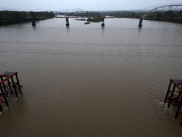 Vista del río Lempa durante una alerta roja decretada por el gobierno cuando la tormenta tropical Pilar amenazaba con tocar tierra, en San Marcos Lempa, El Salvador, tomada el 31 de octubre de 2023.