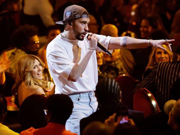 Bad Bunny marcó el parteaguas de la noche, interpretando éxitos de “Un verano sin ti”.