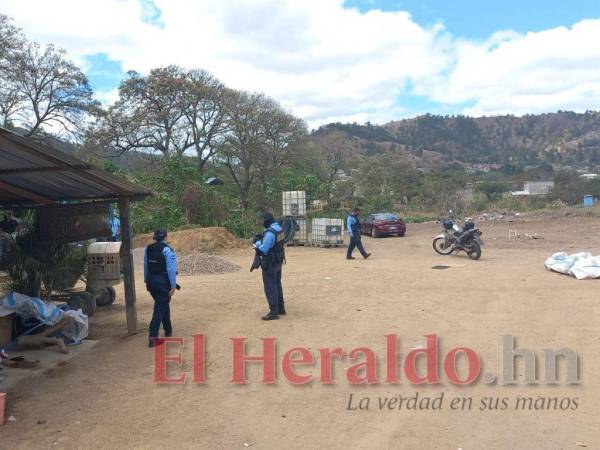 Los cadáveres de las víctimas quedaron tendidos al interior de un plantel de la zona.