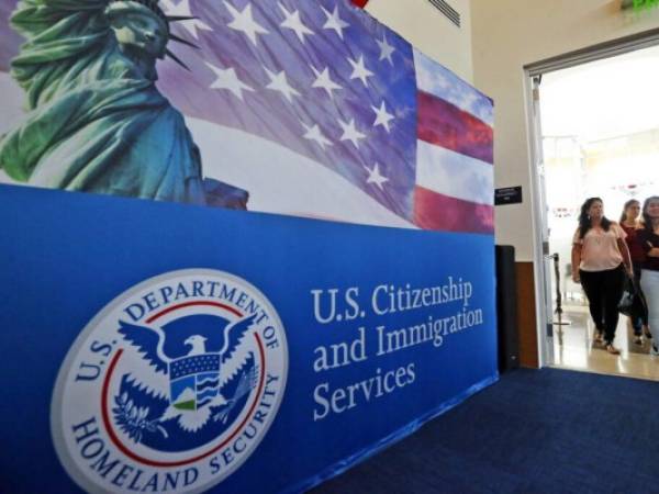 Personas llegan para el inicio de una ceremonia de naturalización en la oficina del Servicio de Ciudadanía e Inmigración en Miami. Foto: AP.