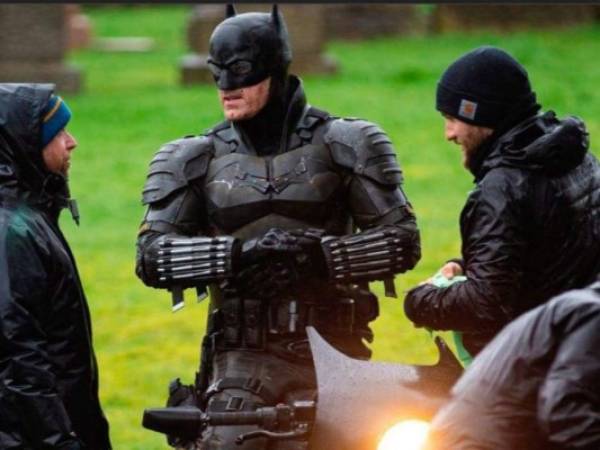 En la imagen se puede ver a detalle el nuevo traje que usará Batman en la cinta protagonizada por Robert Pattinson.