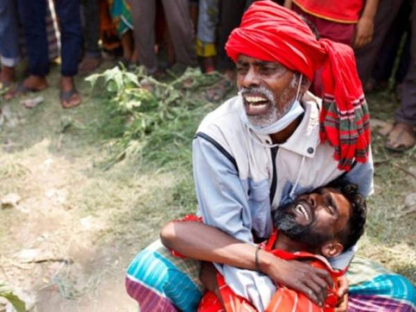 Los accidentes de transbordador son habituales en Bangladesh que tiene unos 130 ríos. FOTO: AP