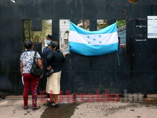 Con las puertas cerradas permanece el Mario Mendoza. Los pacientes ya se manifiestan molestos por la falta de atenciones.