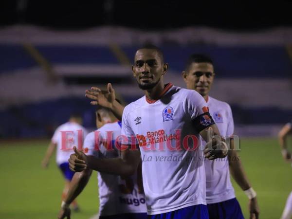 Jerry celebrando los goles con Olimpia en la jornada tres.