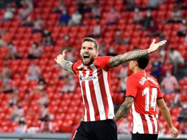 Íñigo Martínez, del Athletic de Bilbao, reacciona durante el partido de fútbol de la Liga española entre el Athletic de Bilbao y el Barcelona en el estadio de San Mamés, en Bilbao, en el norte de España, el sábado 21 de agosto de 2021. Foto: AP