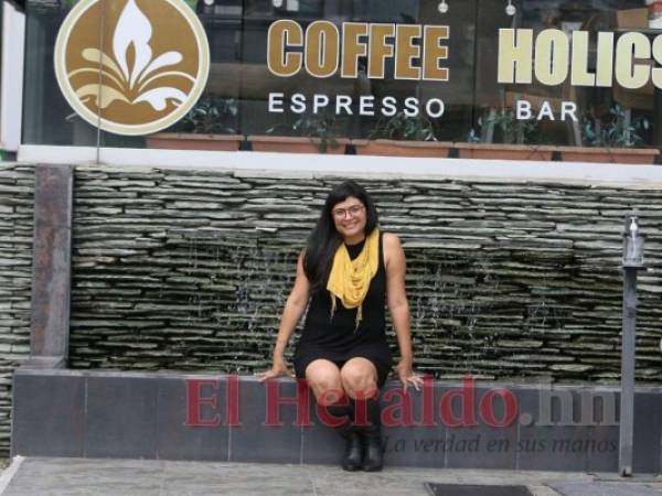 Cecilia Durán, con sonrisa por delante, posando para el lente de Efraín Salgado en Coffee Holics Espresso Bar. “Me río mucho”, contó. Foto: Efraín Salgado/El Heraldo