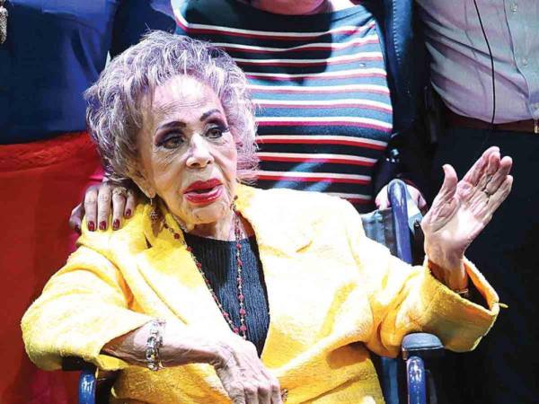 La famosa estrella del cine de oro mexicano, Silvia Pinal, lleva cerca de 6 días hospitalizada.