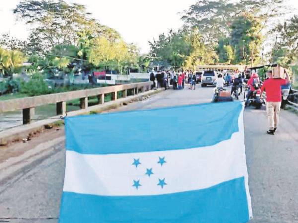 El puente sobre el río Tocoa fue escenario de manifestaciones el martes en el Bajo Aguán, pues temen perder sus fuentes de empleo.