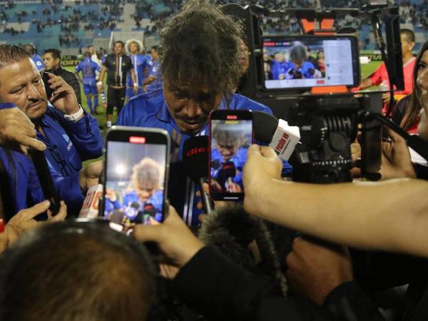 La camaradería y el buen fútbol no faltaron la noche del jueves en el “Chelato” Uclés en la despedida de Rambo de León que jugó su último partido, con su gente y con los aficionados que no desconocen el gran recorrido que hizo en el fútbol hondureño.