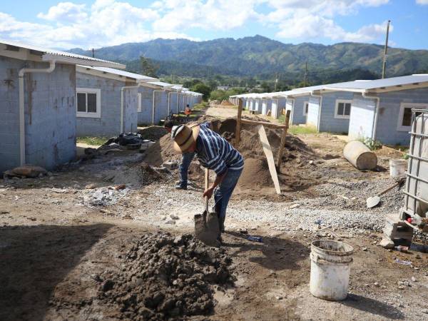 El proyecto se debió haber entregado el año anterior, pero las constructoras a cargo no han avanzado, lo que tiene desesperados a los afectados y al padre Leopoldo Serrano López, quien vela por las familias.