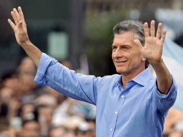 La baja en la candidatura de Macri se suma a la que ya había anunciado la líder del gubernamental peronismo, Cristina Kirchner.