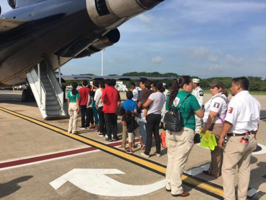 Los hondureños fueron deportados vía aérea por las autoridades de Migración en México. Foto: @INAMI_mx/Twitter.