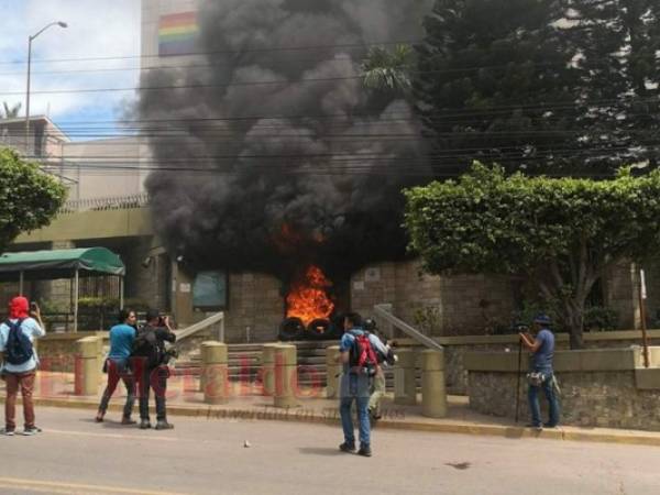 Por estos hechos, un joven maestro fue detenido luego de haber sido identificado mediante videos, como uno de los encapuchados que atacaron la sede diplomática. Foto: El Heraldo.