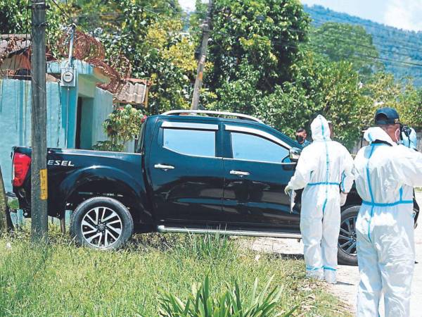 Tecnicos de Inspecciones Oculares de la DPI levantaron evidencias en el lugar donde fue asesinada la pareja en horas de la mañana.