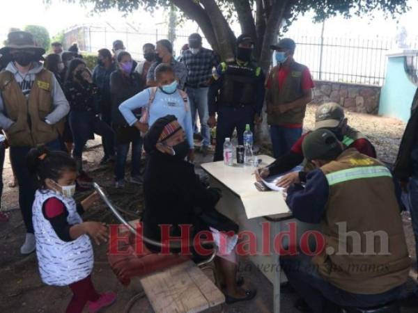 Personal de Orden Público de la AMDC iniciaron ayer a otorgar los permisos para la instalación de puestos, que se distribuirán desde el portón principal de la Basílica hasta Jardines de Paz Suyapa. Foto: Alex Pérez/El Heraldo