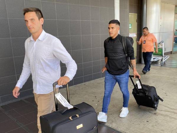 El catracho ya está aterrizó en el aeropuerto de Costa Rica.