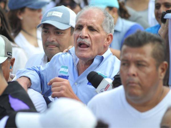 Papi a la Orden generó simpatía con su presencia en la marcha de la oposición y pudo opinar brevemente de temas de gobierno.