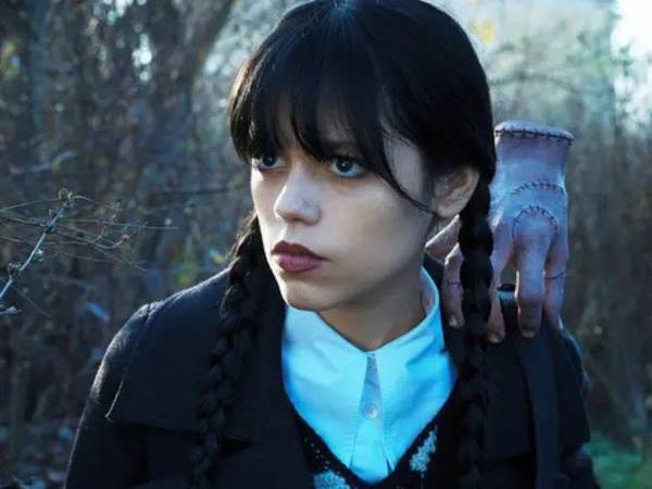 Wednesday se ha convertido en la serie más popular de Netflix. Jenna Ortega ha logrado acaparar las miradas, pero otro de los personajes que no se queda atrás es el de “Dedos”, el amigo y compañero de Wednesday Addams.