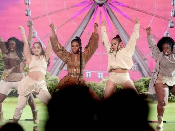 Ciara bailó y cantó en el show de apertura de los American Music Awards. Foto: AFP