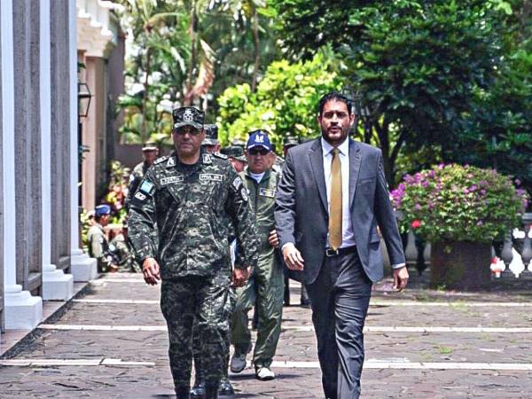 El ministro de Defensa, José Zelaya, y el jefe del Estado Mayor Conjunto, José Fortín, llegaron a Casa Presidencial para reunirse con la presidenta.