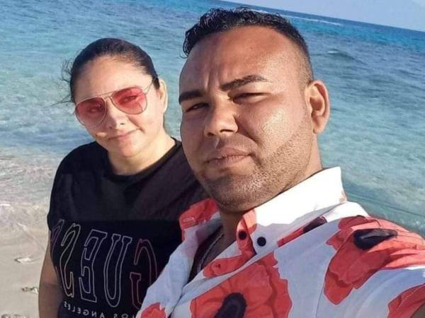 Odin Valdes y Gisela López se habían separado hace unos meses, la pareja tenía tres hijos en común. Hoy, López fue asesinada a balazos en la comunidad de La Curva, Sonaguera, Colón, en Honduras, mientras iba a bordo de una motocicleta. Horas más tarde, se descubrió que su exesposo había tomado la fatal decisión de quitarse la vida en casa de su madre. Esto es lo que se sabe del homicidio-suicidio de la pareja que ha enlutado a la comunidad...