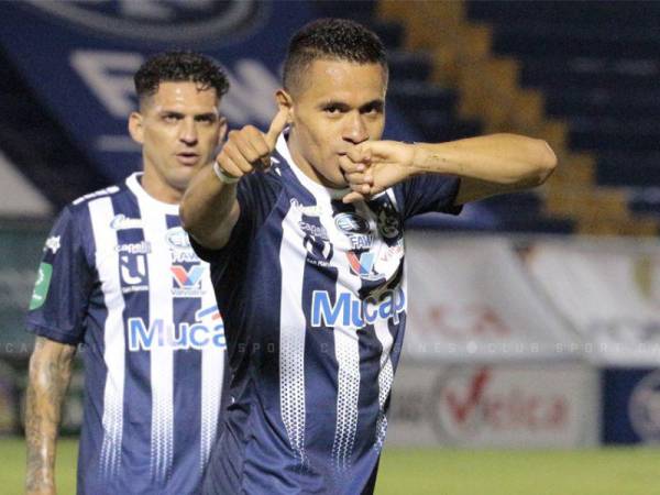 Roger Rojas es separado del Sporting FC de Costa Rica por no agradar con su juego al técnico argentino José Giacone.