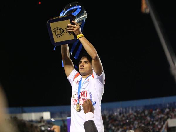 Carlos Pineda dedicó hasta el cielo la copa número 37 del León a su abuelo Miguel Pineda.