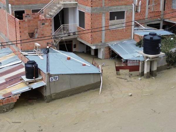 Fotografía de casas afectadas por una inundación este 24 de noviembre de 2024, en la zona sur de la ciudad de La Paz (Bolivia).