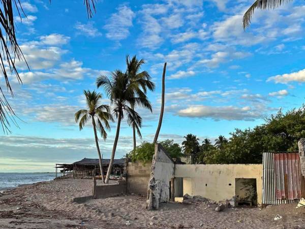 Cedeño, otrora preferido destino turístico para muchos hondureños del sur y centro de su país, ahora parece un sitio que ha sido bombardeado o destruido parcialmente por un terremoto, a causa del crecimiento del mar.