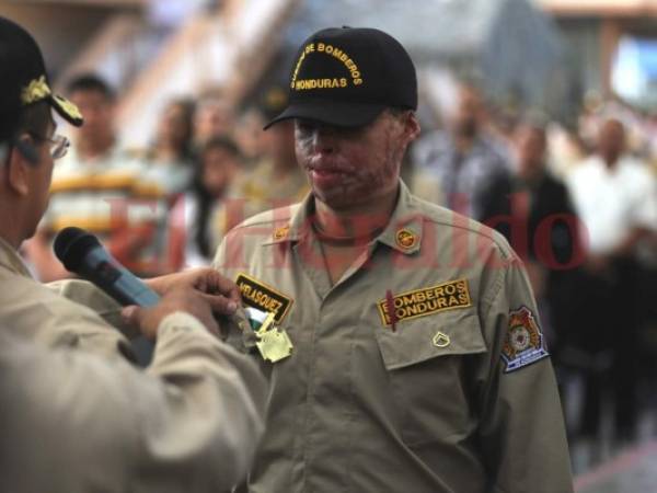 El bombero Ever Velásquez recibió un ascenso y fue condecorado. Foto: Estalin Irías/ EL HERALDO