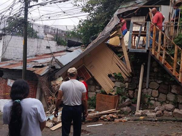 Familia queda en la calle tras derrumbe de casa en barrio El Bosque