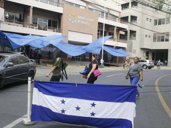 El lunes, un grupo de fiscales y empleados del Ministerio Público mantenían tomadas sus instalaciones a la espera de que se adopte una resolución en la que se establezca que no habrá castigos disciplinarios.