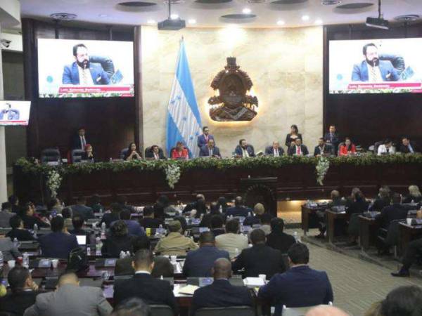 Cinco horas tuvieron que esperar los medios de comunicación para ingresar al Palacio Legislativo.