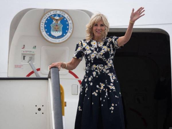 La Primera Dama de los Estados Unidos, Jill Biden, saluda a su llegada al Aeropuerto Internacional de Bratislava en Bratislava, Eslovaquia, el 7 de mayo de 2022.