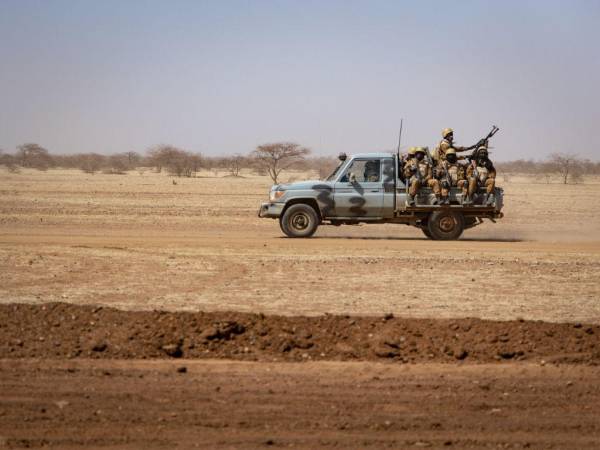 En esta foto de archivo tomada el 3 de febrero de 2020, soldados de Burkina Faso patrullan a bordo de una camioneta en la carretera de Dori al campo de refugiados de Goudebo. Presuntos yihadistas en el norte de Burkina Faso han matado a tres soldados y nueve auxiliares civiles, dijeron fuentes locales y de seguridad el 5 de agosto de 2022.