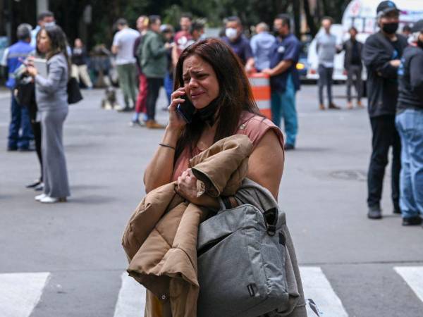 Una mujer llora tras lo ocurrido este lunes 19 de septiembre de 2022.