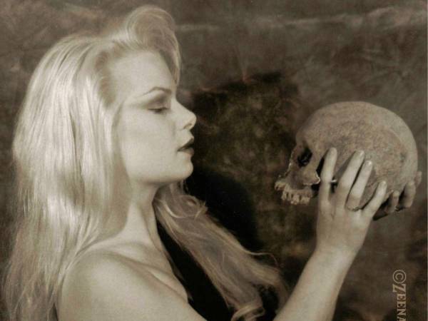 Zeena Schreck fue por muchos años la portavoz e imagen de la iglesia de Satán. En 1990 abandonó la congregación para iniciar una nueva etapa en su vida y buscar su propio camino. Aquí te contamos más sobre la hija del creador de la secta satánica