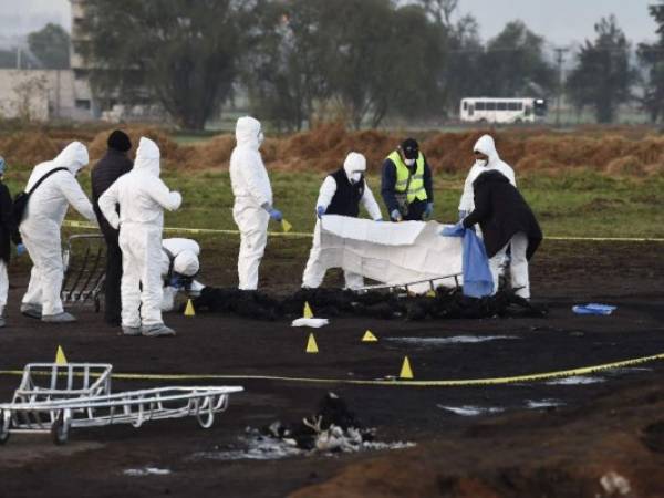 Más de 80 personas fallecieron tras la explosión de un ducto de combustible en México. (AFP)