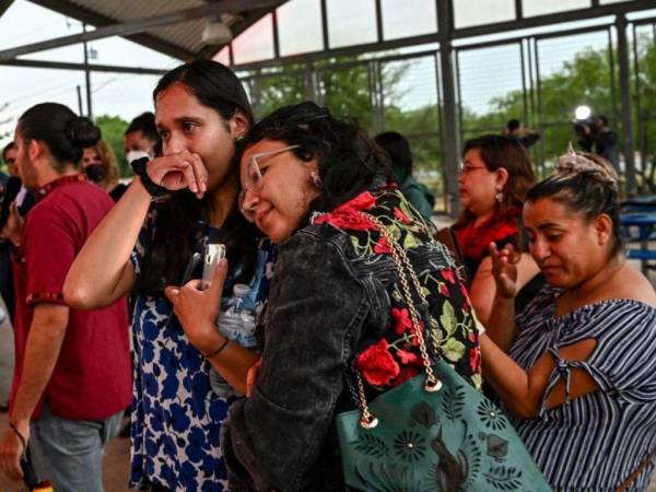 Familiares y varias personas se mostraron conmocionados en la vigilia realizada en honor a los migrantes.