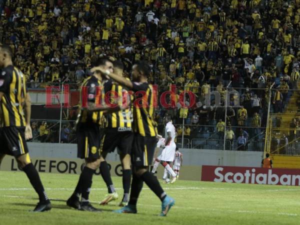 La afición y los jugadores celebrando con alegría su triunfo.