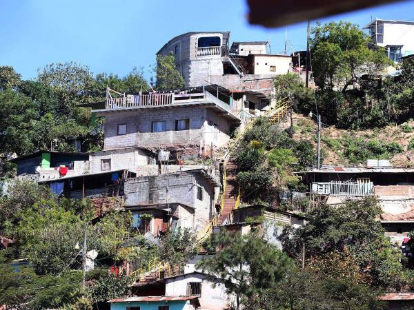 Debido a su topografía y el crecimiento desordenado de este sector, hay muchas viviendas que están en zonas de alto riesgo.