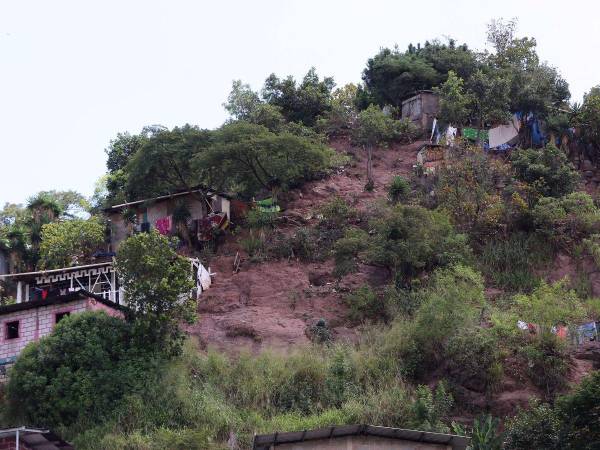 Miles de capitalinos viven en zonas de alto riesgo debido a las condiciones del terreno donde se construyeron las viviendas.