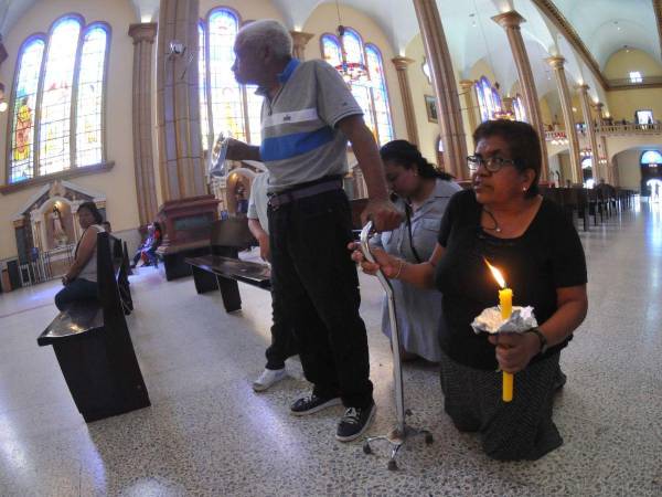 La familia Benítez-Guzmán llegó a la Basílica de Suyapa para pagar su promesa de fe por los milagros cumplidos.