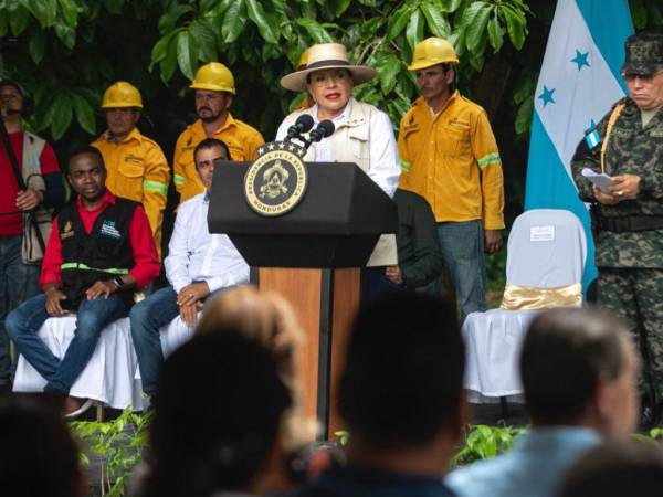 Junto a ministros, la presidenta Xiomara Castro participó este día en en el lanzamiento oficial de la campaña de reforestación en el marco del programa “Padre Andrés Tamayo” desde el Lago de Yojoa.