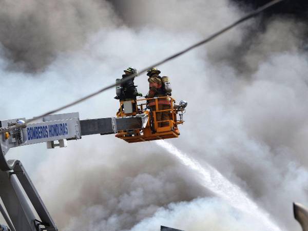 El Cuerpo de Bomberos estuvo presente en el incendio de la colonia El Prado, donde se quemó una bodega de repuestos de vehículos.