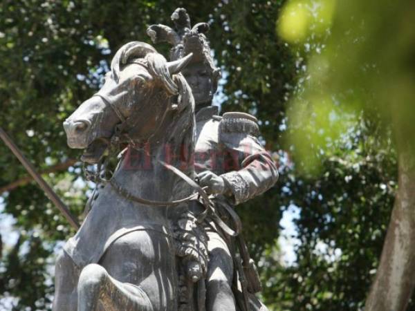 “A Morazán, La Patria”, señala la dedicatoria del monumento ecuestre de Francisco Marazán que desde 1883 está en la Plaza Central. Efraín Salgado/ EL HERALDO.