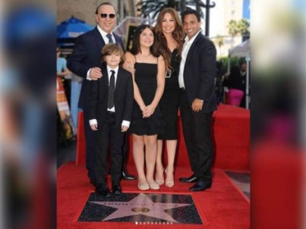 Tommy Mottola recibió su estrella número 2,676 en el Paseo de la fama en Hollywood, a tan solo 13 estrellas de separación de la que tiene Thalía. Foto: Instagram.